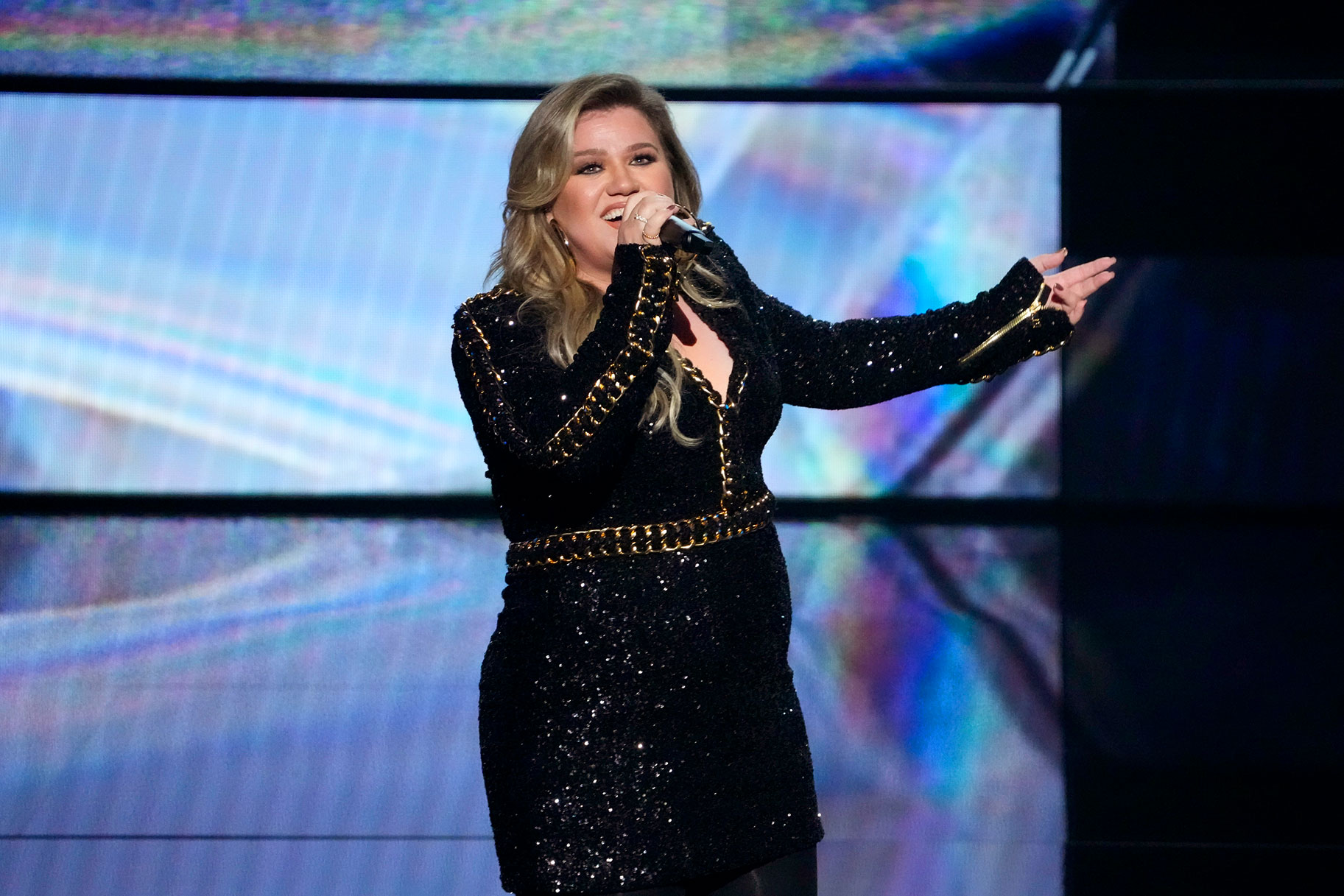 Kelly Clarkson Sings Desperado by the Eagles: Watch