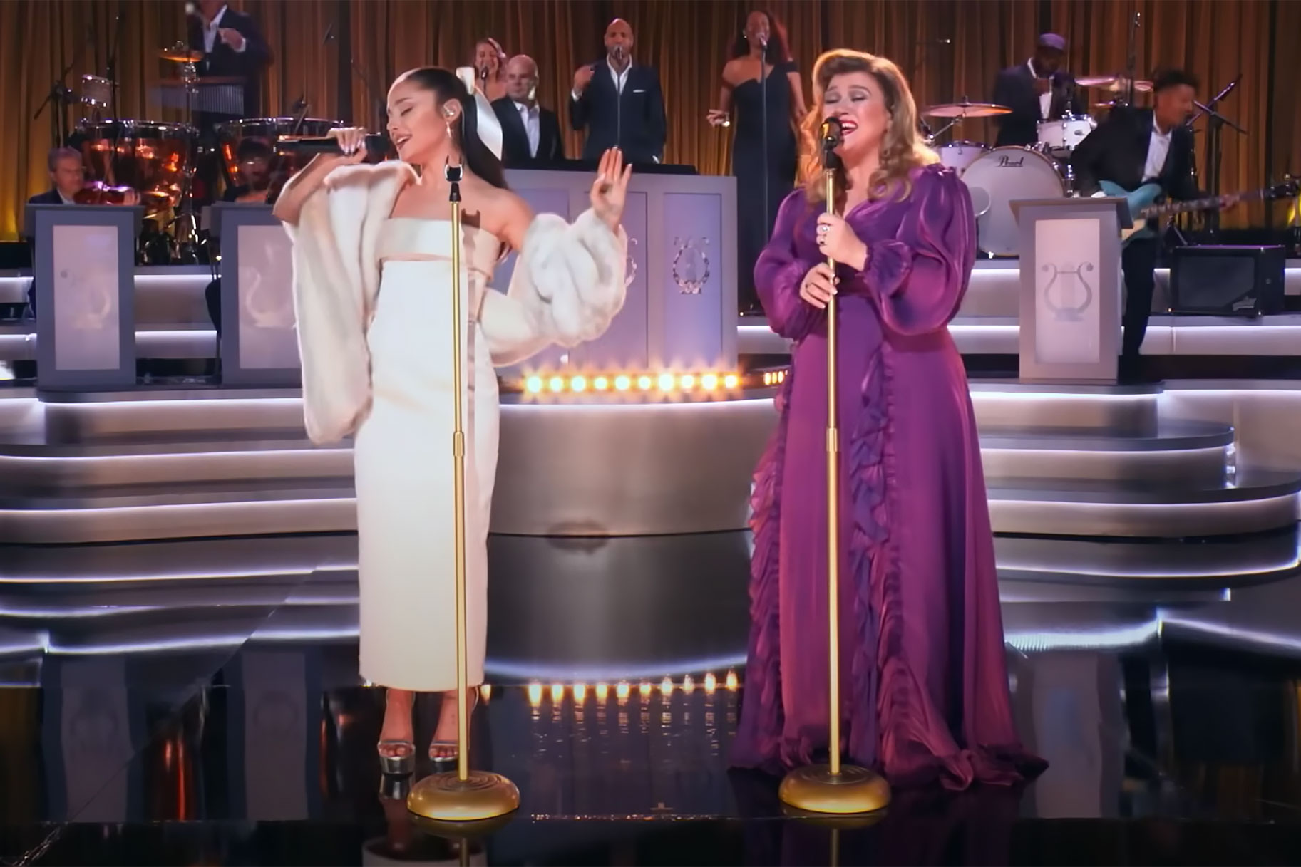 Kelly Clarkson And Ariana Grande Somehow Sang This Perfect Duet Without Rehearsing Flipboard