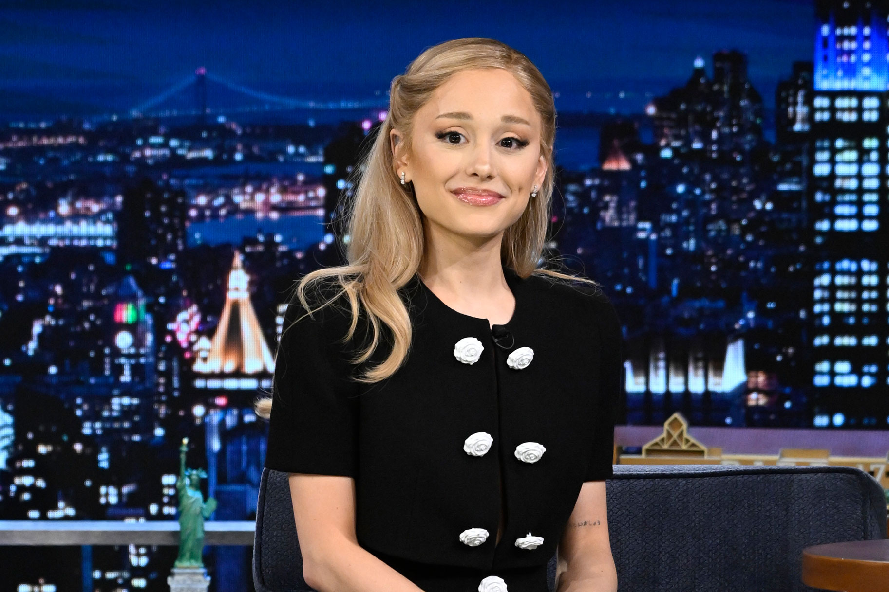 The SNL Cast Goes Full Wizard of Oz in Ariana Grande's New SNL Promo