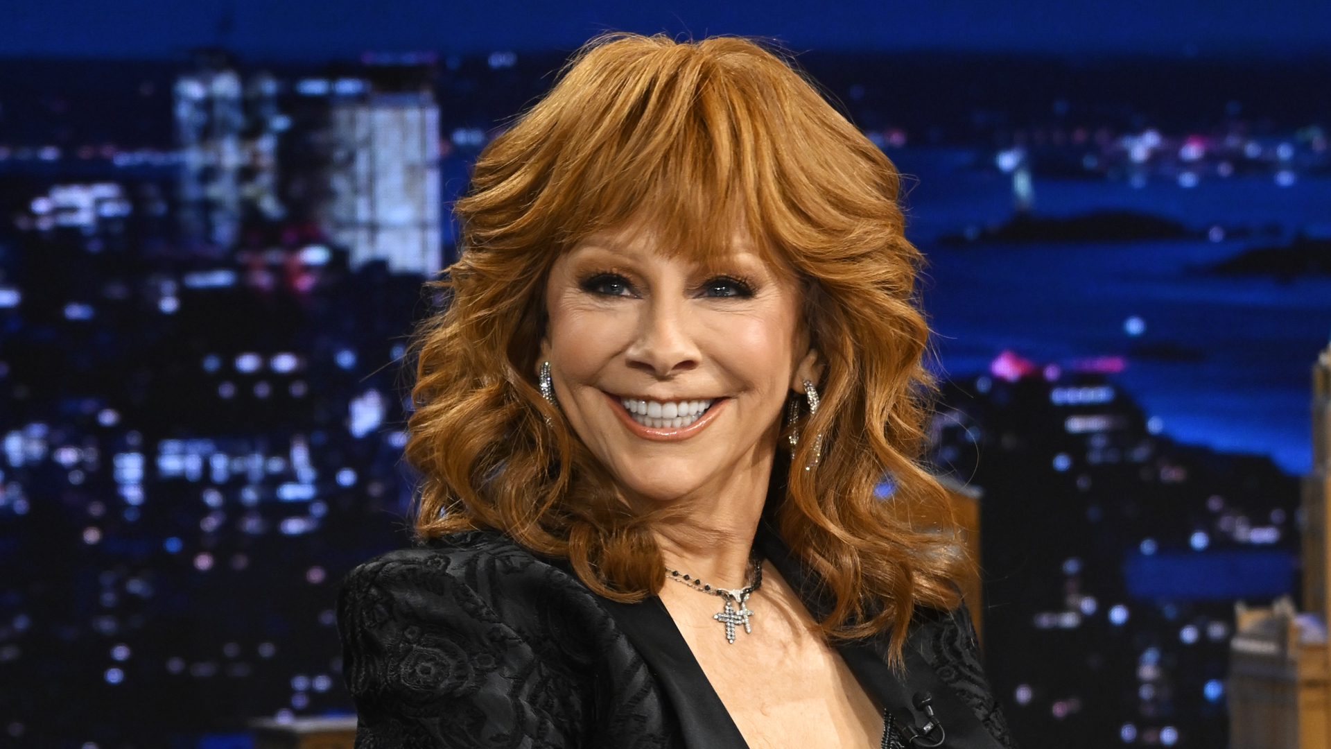 Reba McEntire Reacts to "I'm a Survivor" Going Viral on TikTok, Talks  Starring in Happy's Place