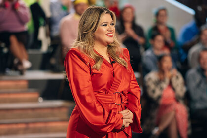 Kelly Clarkson standing in front of her show's audience