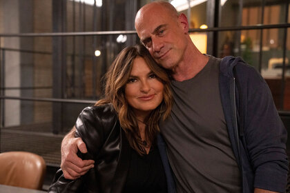 Mariska Hargitay and Chris Meloni hugging