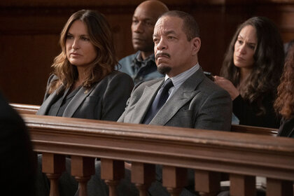 Captain Benson and Sergeant Odafin "Fin" Tutuola sitting at the back of a courtroom