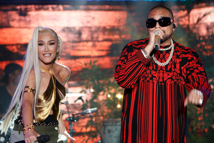 Gwen Stefani and Sean Paul performing together