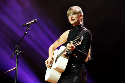 Taylor Swift performing