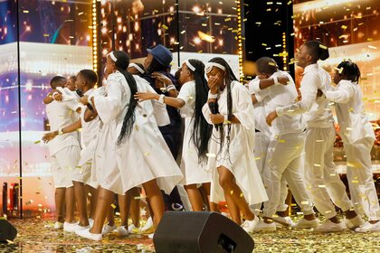 Mzansi Youth Choir receives a golden buzzer.