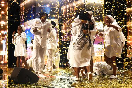 Mzansi Youth Choir receives a golden buzzer.