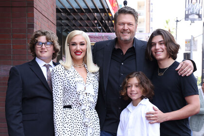 Zuma Rossdale, Gwen Stefani, Blake Shelton, Apollo Rossdale, and Kingston Rossdale pose for a photo together