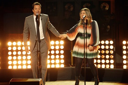 Jimmy Fallon and Kelly Clarkson sing on the Kelly Clarkson Show