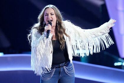 Jacquie Roar performs on the voice 2404