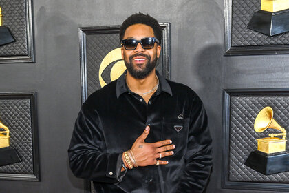 LaRoyce Hawkins wears sunglasses at the Grammys