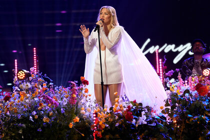 Kate Hudson performs on The Voice finale