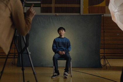 Chris Wang (Izaac Wang) poses for a school picture in Didi (2024).
