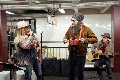 Alanis Morissette and Jimmy Fallon sing in the subway on The Tonight Show Starring Jimmy Fallon