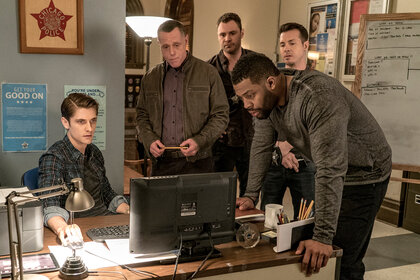 Kevin Atwater and the squad look at a computer on Chicago P.D. Season 3 Episode 21.