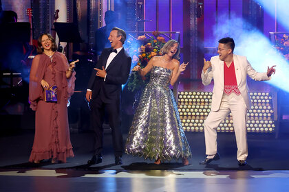 Maya Rudolph Seth Meyers Kristen Wiig Bowen Yang on stage at the 2024 Emmys