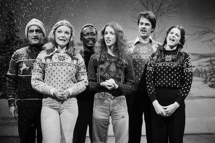 Jane Curtin and the cast of SNL sing in 1976