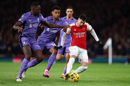 Gabriel Martinelli of Arsenal competes in football with Ibrahima Konate, Cody Gakpo and Trent Alexander-Arnold of Liverpool.