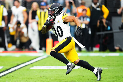 Jaylen Warren of the Pittsburgh Steelers running with a football.