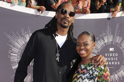 Snoop Dogg and Cori Broadus arrive at the 2014 MTV Video Music Awards