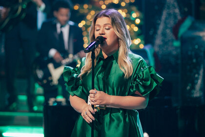 Kelly Clarkson wears a green dress and performs on the kelly clarkson show season 2