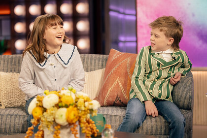 River Blackstock and Remy Blackstock sit with their mom on The Kelly Clarkson Show