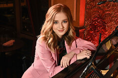 Jackie Evancho Sings 