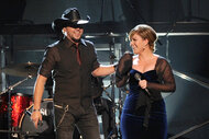 Jason Aldean and Kelly Clarkson perform at the 2010 Cma Awards