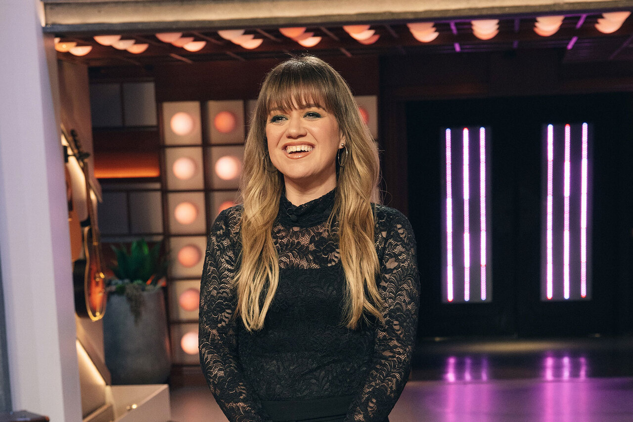 See Kelly Clarkson with Super-Short, Ear-Length Dark Hair | NBC Insider