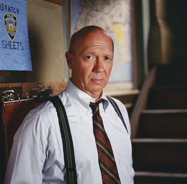 Captain Donald Cragen wears suspender in Law & Order: Special Victims Unit Season 1.