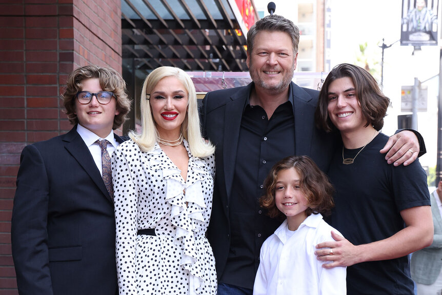 Zuma Rossdale, Gwen Stefani, Blake Shelton, Apollo Rossdale, and Kingston Rossdale pose for a photo together