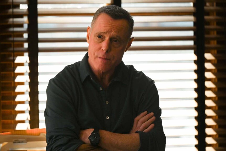 Why Jason Beghe S Voight Has A Raspy Voice On Chicago P D Nbc Insider