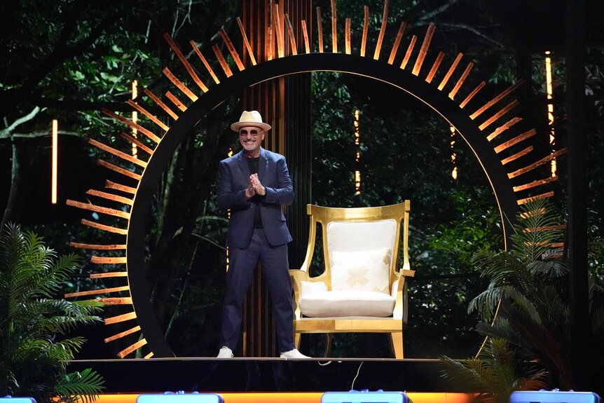 Howie Mandel stands within an arc of sunrays on Deal or No Deal Episode 112.