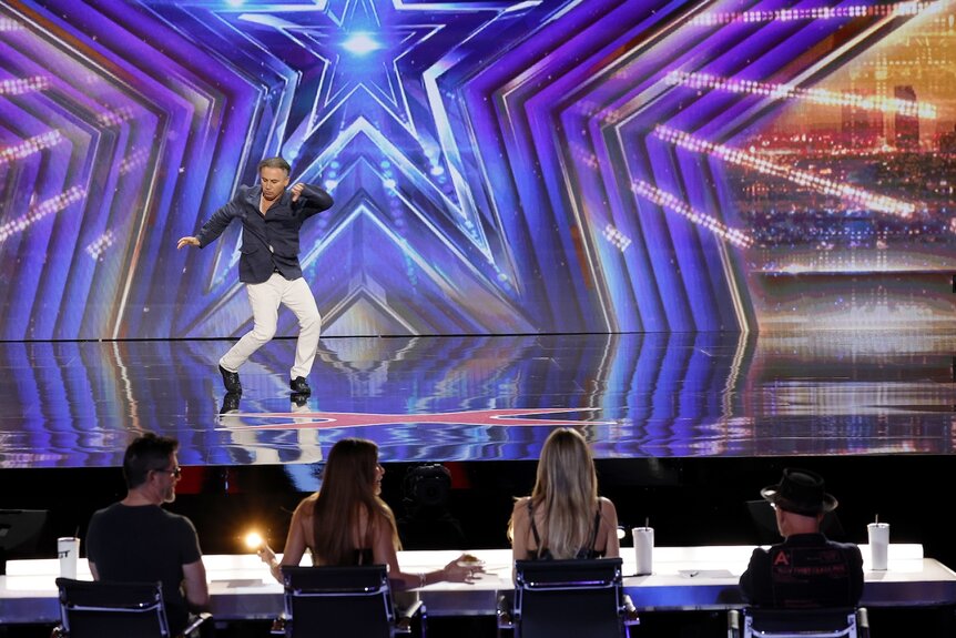 Alex Zinger performs onstage on America's Got Talent Episode 1902.