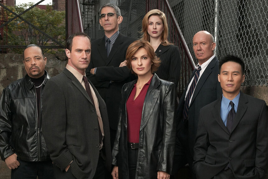 Casey Novak and the cast of Law And Order Svu Season 6