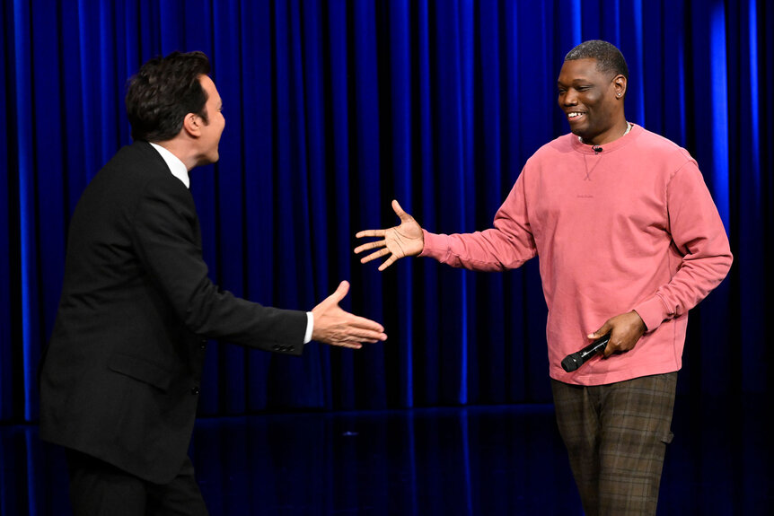 Michael Che shakes hands with Jimmy Fallon