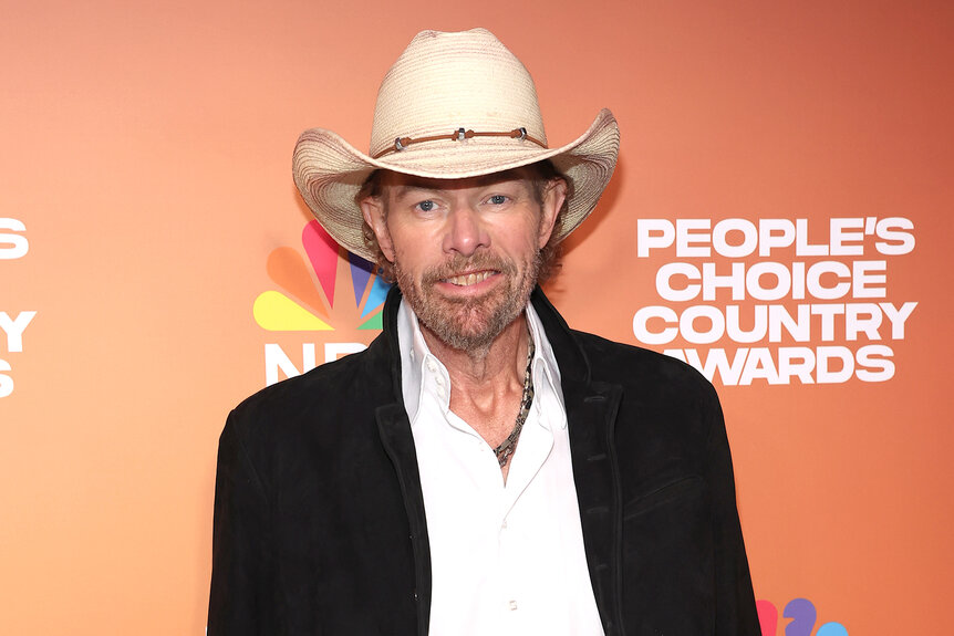 Toby Keith on red carpet for the 2023 People's Choice Country Awards in a cowboy hat