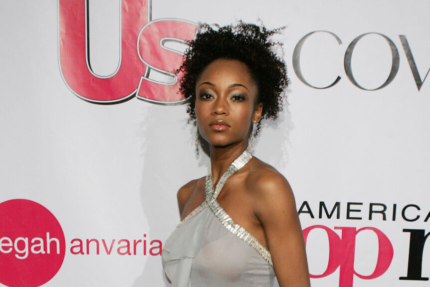 Yaya DaCosta poses on the carpet of the "America's Next Top Model" Season Three Finale Party