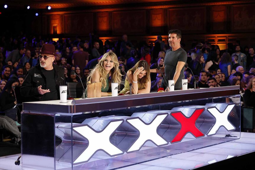 Howie Mandel, Heidi Klum, Sofia Vergara, Simon Cowell sit at the judge's table in America's Got Talent Episode 1907.