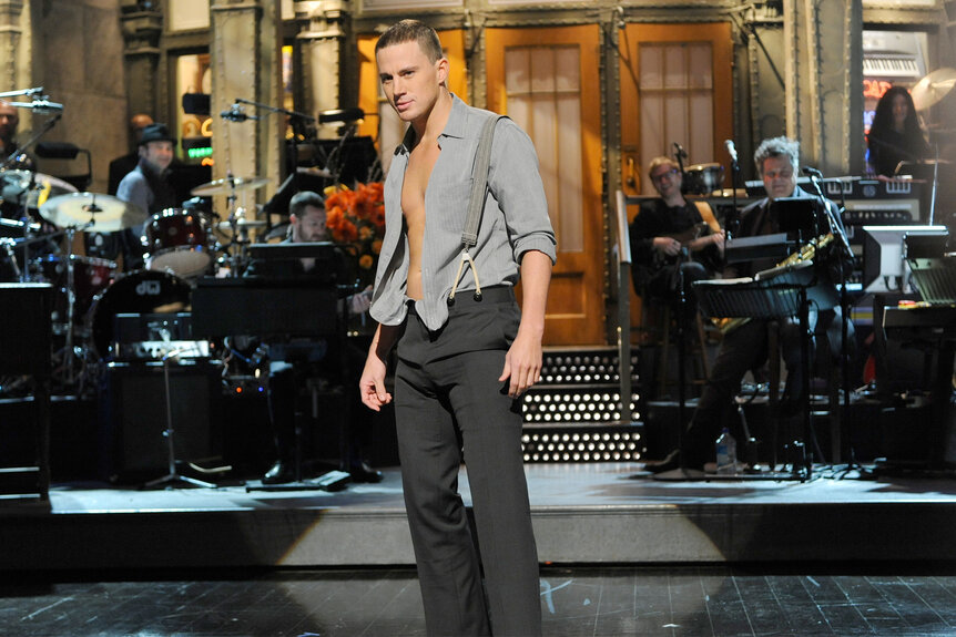 Channing Tatum unbuttons his shirt on saturday night live episode 1611