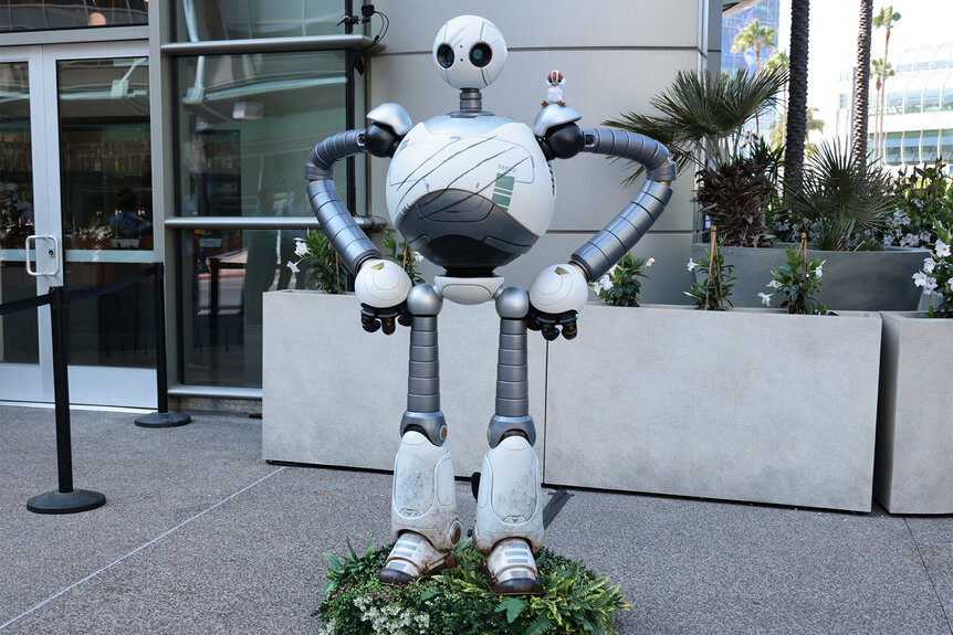 The Wild Robot statue at Comic Con