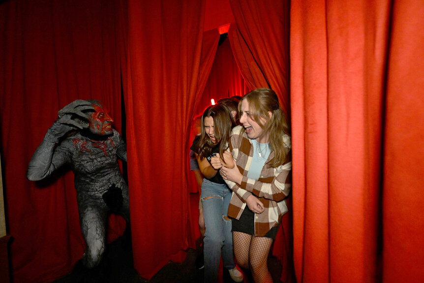 People being scared at Halloween Horror Nights Insidious: The Further