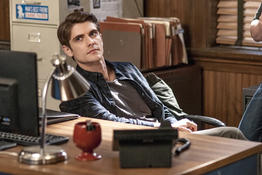 Craig "Mouse" Gurwitch (Samuel Hunt) reclines at a desk in Chicago P.D. Episode 323.