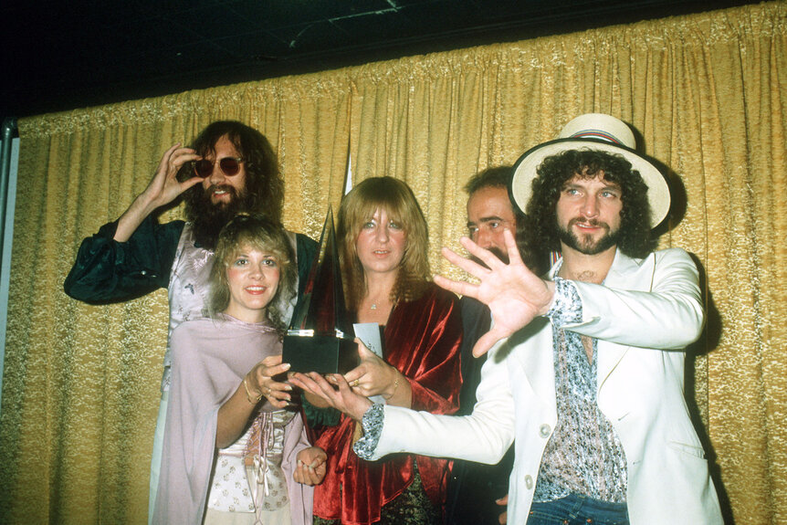 Mick Fleetwood, Stevie Nicks, Christine McVie, John McVie and Lindsey Buckingham pose for photographers backstage at the 5th American Music Awards