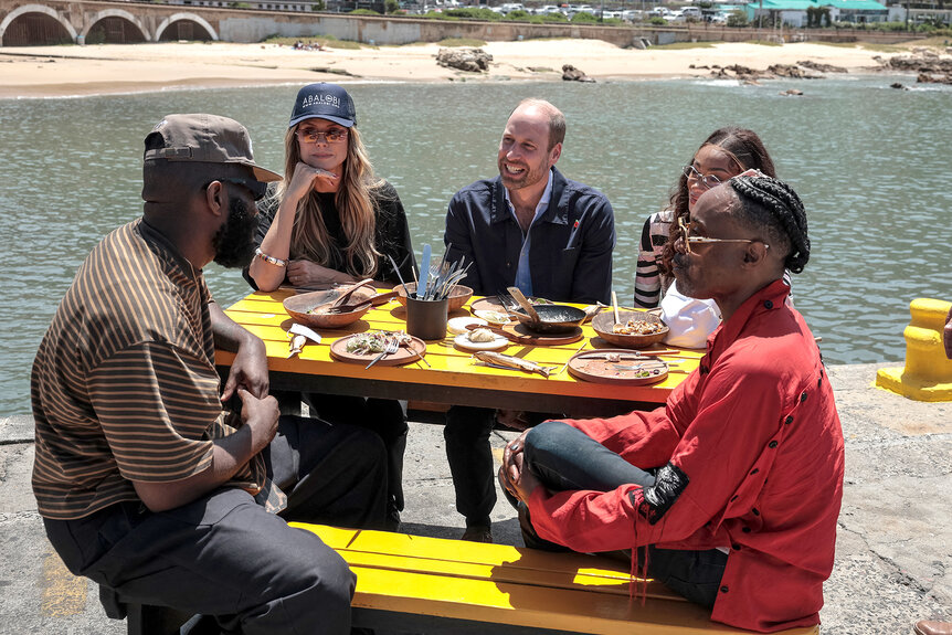 Prince William Heidi Klum Winnie Harlow Billy Porter and Tobe Nwigwe eat lunch together at the harbour