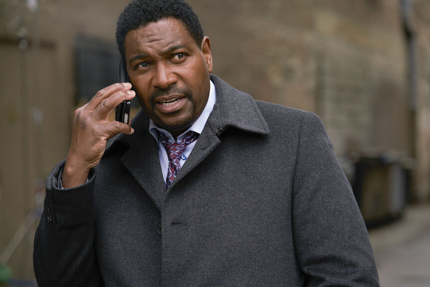 Denny Woods (Mykelti Williamson) talks on the phone in Chicago P.D. Season 5, Episode 22.