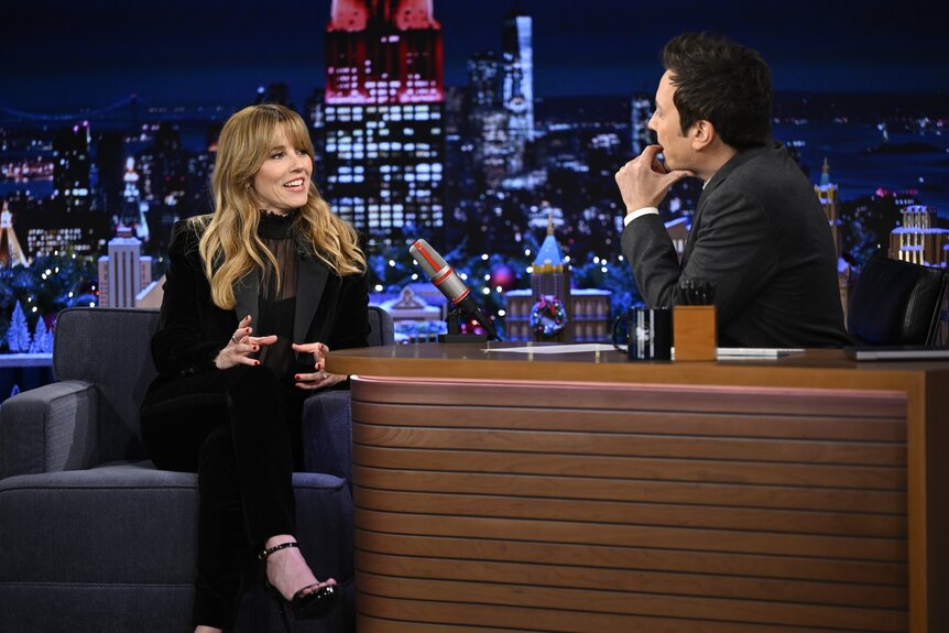 Linda Cardellini speaks with Jimmy Fallon on The Tonight Show Starring Jimmy Fallon Episode 2066.