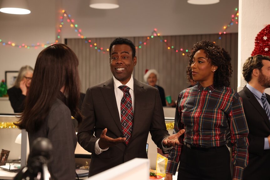 Chris Rock and Ego Nwodim wear a coordinating Christmas plaid tie and shirt on SNL Episode 1873.