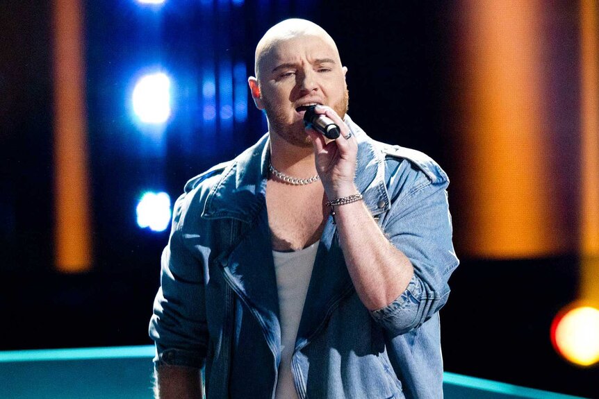 Dan Kiernan performing on stage on The Voice Season 27, Episode 1.