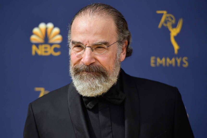 Mandy Patinkin wears an all-black outfit.